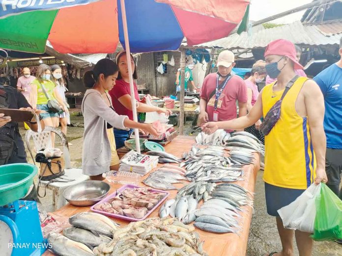 fish Residents buy fish at a stall in Pavia Public Market. AJ PALCULLO/PN
