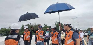 Department of Public Works and Highways secretary Manuel Bonoan inspects the Ungka flyover on Friday, Jan. 13. Bonoan is not recommending opening the flyover to ease the traffic congestion in the area especially for the upcoming Dinagyang Festival. IME SORNITO/PN