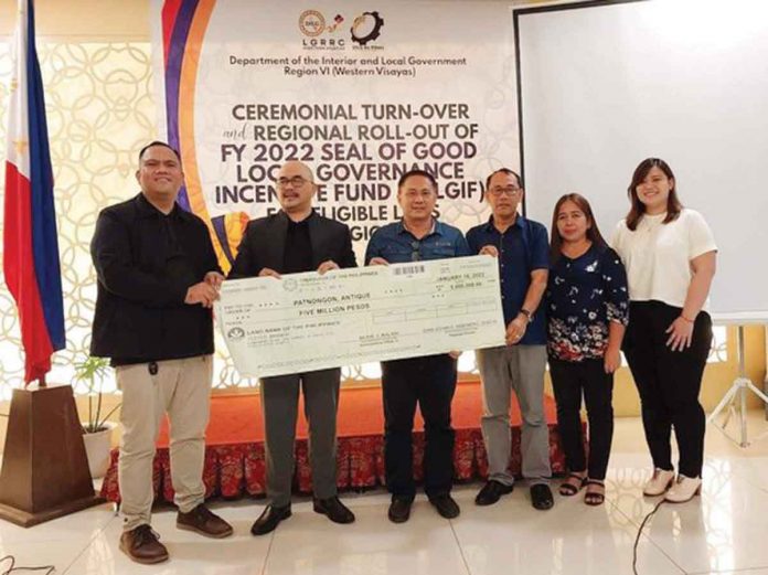 incentive-fund The local government of Patnongon, Antique through Vice Mayor Thomas V. Bacaoco received P5-million worth of incentive fund from Department of Interior and Local Government regional director Juan Jovian Ingeniero. MUNICIPALITY OF PATNONGON FACEBOOK PHOTO