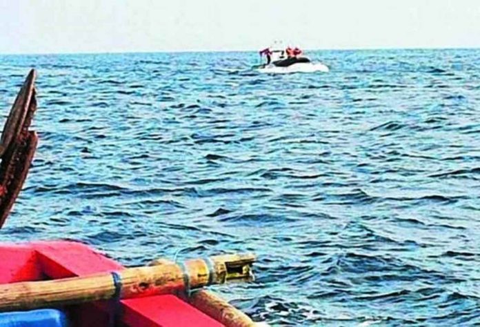 palawan UNEASY ENCOUNTER. A Chinese coastguard vessel is seen approaching a Filipino fishing boat in the waters of Ayungin (Second Thomas) Shoal in the West Philippine Sea on Jan. 9. Photo taken by the fishing boat skipper, Lito Al-os. PHILIPPINE DAILY INQUIRER