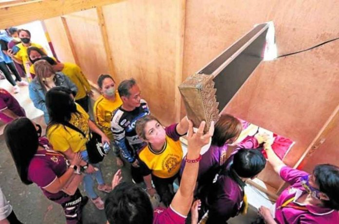 quiapo TOUCH AND GO. Devotees of the Black Nazarene troop to Quirino Grandstand in Manila on Monday to touch the feet of the image of Jesus Christ and a part of the cross as the traditional kissing (“pahalik”) of the image has been disallowed amid the pandemic. NIÑO JESUS ORBETA, PHILIPPINE DAILY INQUIRER