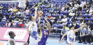 TNT Tropang Giga’s Jalen Hudson is forced to a tough shot by the defense of Phoenix Super LPG Fuel Masters’ Simon Camacho. PBA PHOTO