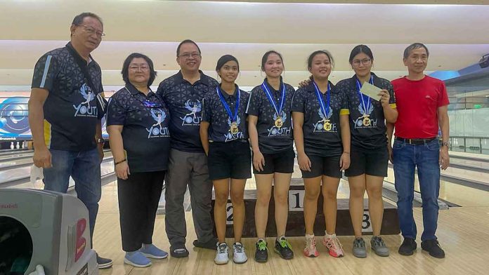 sports-bacolod-pic-and-caption Bacolod City’s Sugar Bowl Tenpin Association Inc. coaches Ariel Yelo, Joyce Santos and Herman Santos, along with their champion players Nomie Rosario, Alyana Abelada, Antonnette Garcia and Tracey Tan and Philippine Bowling Federation president Ed Santos. CONTRIBUTED PHOTO