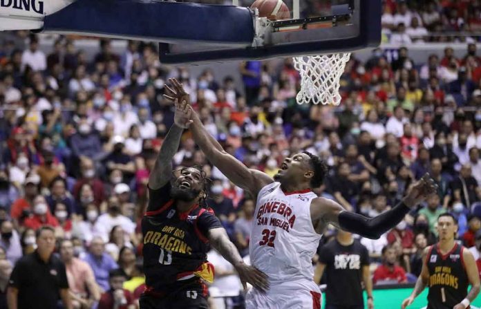 sports-bay Bay Area Dragons’ Myles Powell evades the defense of Barangay Ginebra San Miguel Kings’ Justin Brownlee for a layup. PBA PHOTO