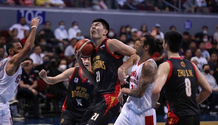 sports-bay Bay Area Dragons’ Liu Chuanxing wards off the defense of Barangay Ginebra San Miguel Kings’ Christian Standhardinger for an inside attempt.PBA PHOTO
