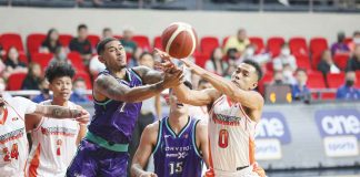 Converge FiberXers’ David Murrell and Ilonggo Juan Paolo Taha of NorthPort Batang Pier both fails to control the ball as they battle for rebound during their 2022-2023 PBA Governors’ Cup game on Sunday night. PBA PHOTO