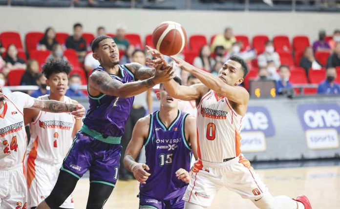 sports-converge Converge FiberXers’ David Murrell and Ilonggo Juan Paolo Taha of NorthPort Batang Pier both fails to control the ball as they battle for rebound during their 2022-2023 PBA Governors’ Cup game on Sunday night. PBA PHOTO