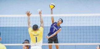 D’Navigators-Iloilo’s Jerome Cordez with a drop shot against Philippine Air Force’s Ralph Calasin. SPIKERS’ TURF PHOTO