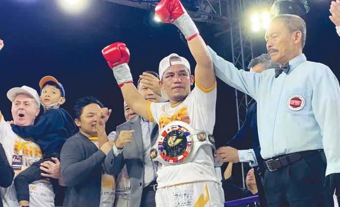 sports-melindo Filipino boxer Milan Melindo’s hands were raised after his unanimous decision win over Thai boxer Chaiwat Buatkrathok for the vacant OPBF silver featherweight belt. PHOTO COURTESY OF BABY DYNAMITE SPORTS