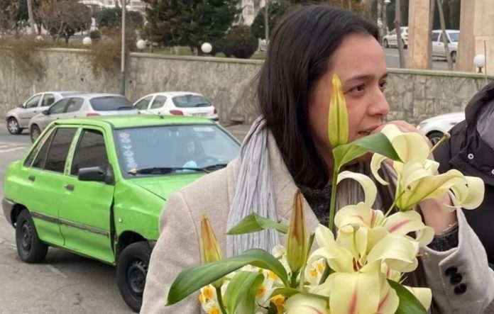 taraneh-iran-actress Taraneh Alidoosti was greeted with flowers following her release from Tehran's Evin prison.