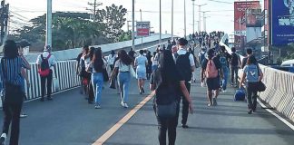 FLYOVER TURNS INTO OVERPASS. Traffic congestion has driven desperate commuters to forcibly open the closed half-a-kilometer-long Ungka flyover and walk through it. AJ PALCULLO/PN
