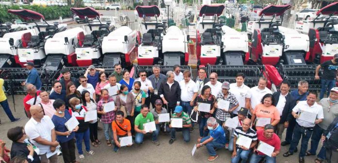 Farm machinery Qualified farmers’ associations and cooperatives in Capiz receive 20 combined harvesters through the Rice Competitiveness Enhancement Fund mechanization program of the national government. CAPIZ PROV’L GOV’T COMMUNICATIONS GROUP