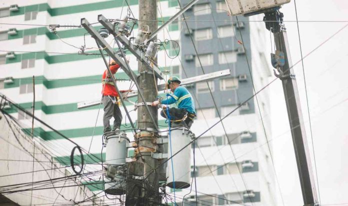 MORE Power MORE Electric and Power Corporation’s (MORE Power) continuing drop in power rates brings relief to consumers in Iloilo City. Photo shows MORE Power linemen fixing a power line.