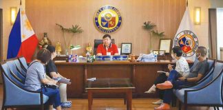 WORKING ON A HOLIDAY. Iloilo City’s Mayor Jerry P. Treñas reported to his office on Feb. 24, a holiday. Known for his formidable work ethic, he pushed through with his scheduled meetings for the day. ILOILO CITY MAYOR’S OFFICE PHOTO