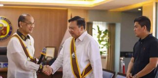 Iloilo City’s Mayor Jerry P. Treñas (center) is conferred by the Supreme Council of the Knights of Rizal the honorary rank of Knight Grand Officer of Rizal. Photo also shows Rafael Cresencio Tan Jr. (left), Knights of Rizal’s regional commander for Central Visayas, and the mayor’s son, Councilor Miguel Treñas (right). ILOILO CITY MAYOR’S OFFICE PHOTO
