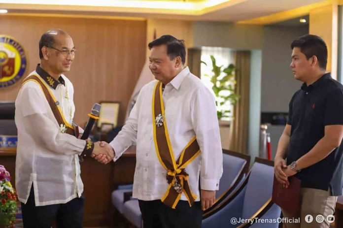 Treñas Iloilo City’s Mayor Jerry P. Treñas (center) is conferred by the Supreme Council of the Knights of Rizal the honorary rank of Knight Grand Officer of Rizal. Photo also shows Rafael Cresencio Tan Jr. (left), Knights of Rizal’s regional commander for Central Visayas, and the mayor’s son, Councilor Miguel Treñas (right). ILOILO CITY MAYOR’S OFFICE PHOTO