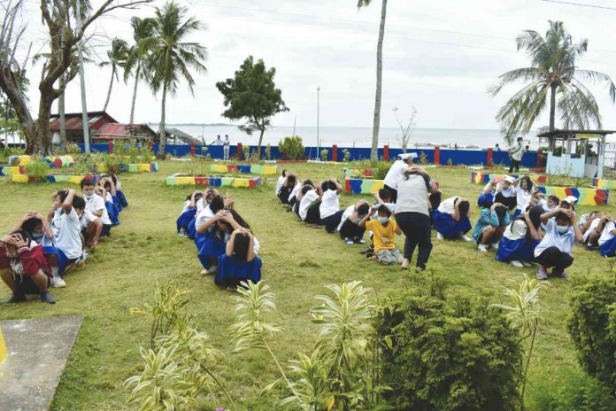 earthquake drill Students, teachers and faculty of Paaralan ng Buhay ng Tando in Nueva Valencia, Guimaras perform the "drop, cover, hold, clear, and out" scenario during the earthquake drill. PROVINCE OF GUIMARAS FACEBOOK PAGE
