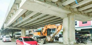 The traffic situation at the Ungka flyover area (Barangay Ungka II, Pavia, Iloilo and Barangay Ungka, Jaro, Iloilo City) improved on Tuesday after Monday’s congestion saw desperate commuters scale the defective flyover. The National Economic and Development Authority hopes the Ungka flyover should serve as a wake-up call for future superstructure projects in Western Visayas. AJ PALCULLO/PN