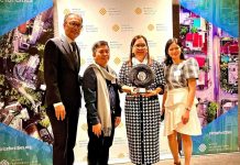 World Resources Institute (WRI) president and chief executive officer Ani Dasgupta (leftmost) presented the runner-up trophy to Sonia Cadornigara (3rd from left), regional coordinator of Homeless People’s Federation of the Philippines, Inc. for Iloilo City; architect ArrJay Rubinos (2nd from left); and Ericka Nava (rightmost) during the 2021-2022 WRI Ross Center Prize for Cities awarding ceremony in New York City on Feb. 1 2023. NEW YORK PM PHOTO