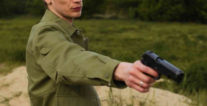 gunshot-pexels-koolshooters-8105788 Photo by KoolShooters : https://www.pexels.com/photo/man-pointing-a-gun-8105788/