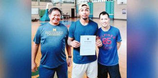 Ilonggo center Omar Larupay (center) signs his contract in the presence of Iloilo United Royals founder JJ Javelosa (left) and head coach Manu Inigo (right). PHOTO COURTESY OF JAY JAVELOSA