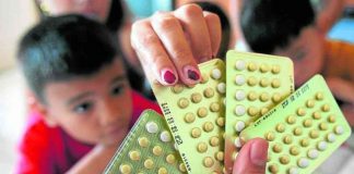 NEVER TOO YOUNG? Birth control pills are distributed at a health center in Barangay Batasan Hills, Quezon City, in this Inquirer file photo. Seven House bills that have passed deliberations at the committee level want contraceptives to be available to people of a younger set without the need for parental consent, but under certain conditions. MARIANNE BERMUDEZ/PHILIPPINE DAILY INQUIRER PHOTO