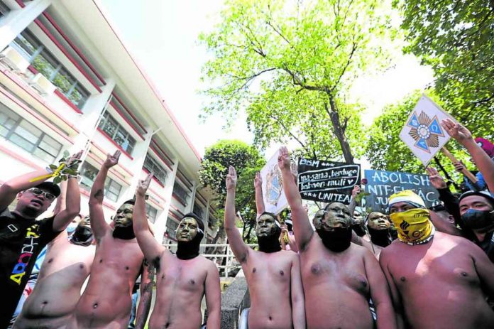 nation UP MASKS STILL A MUST HERE. The Oblation Run is back, streaking through the University of the Philippines Diliman campus. The tradition kept alive by the Alpha Phi Omega fraternity doubles as an event for student activism. NIÑO JESUS ORBETA, PHILIPPINE DAILY INQUIRER