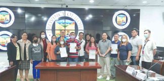Gov. Arthur Defensor Jr. and Vice Gov. Christine Garin lead the distribution of checks to 35 public schools as part of the “Bulig Eskwela sang Probinsya” program of the Iloilo Provincial School Board. BALITA HALIN SA KAPITOLYO FACEBOOK PHOTO