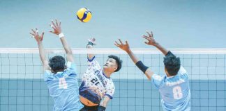 D’Navigators-Iloilo’s Jade Disquitado drops a shot against two VNS Griffins defenders. PHOTO BY SPIKERS’ TURF