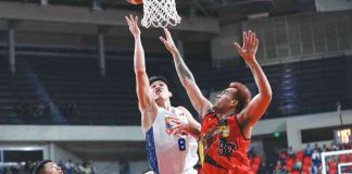 TNT Tropang Giga’s Calvin Oftana scores against the defense of San Miguel Beermen’s Vic Manuel. PBA PHOTO
