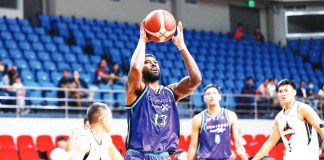Maverick Ahanmisi anchors Converge FiberXers’ victory over Blackwater Bossing. PBA PHOTO