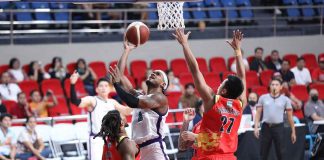 Converge FiberXers’ Abu Tratter splits the defense of Rain or Shine Elasto Painters’ Michael Qualls and Rey Nambatac for an inside hit. PBA PHOTO