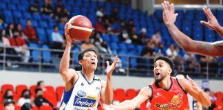 Magnolia Chicken Timplados Hotshots’ Andy Mark Barroca goes for a shot as Rain or Shine Elasto Painters’ Gabe Norwood looks on. PBA PHOTO
