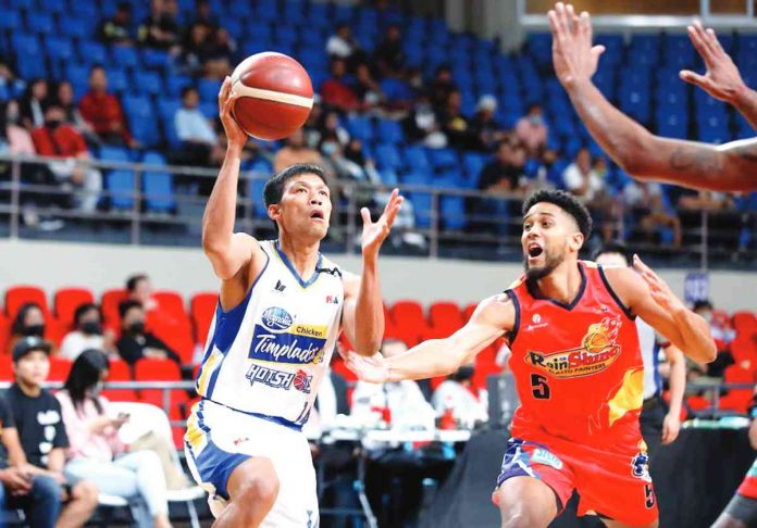 sports magnolia Magnolia Chicken Timplados Hotshots’ Andy Mark Barroca goes for a shot as Rain or Shine Elasto Painters’ Gabe Norwood looks on. PBA PHOTO