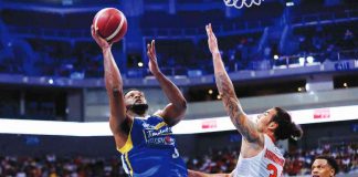 Magnolia Chicken Timplados Hotshots’ Antonio Hester goes for a fall away basket against the defense of Barangay Ginebra San Miguel Kings’ Christian Standhardinger. PBA PHOTO