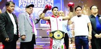 Negrense boxer Herlan Sixto Gomez displays his ABF bantamweight belt following his fourth round technical knockout win over Thai boxer Wicha Phulaikhao on Wednesday night. CONTRIBUTED PHOTO