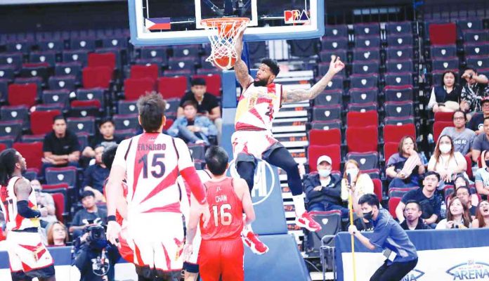 sports san miguel San Miguel Beermen’s Cameron Clark scores on a one-handed dunk. PBA PHOTO