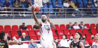 NLEX Road Warriors’ Jonathon Simmons evades his defenders for a layup. PBA PHOTO
