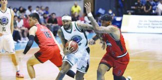 Terrafirma Dyip’s Jordan Williams (left) wards off the defense of Blackwater Bossing’s Troy Williams (right) for an inside attack. PBA PHOTO