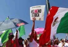 Mexicans protest against electoral reform Many Mexican protesters – like on this photo from Guadalajara – carried slogans that read in Spanish: “Do not touch the INE”. EPA