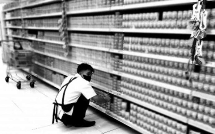 Biz sector calls While volumes being sold by supermarkets remain largely unchanged despite price increases, consumers are noticeably inclined towards lower cost or sale items. PNA FILE PHOTO