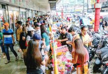 People flock to stalls and shops in Divisoria, Manila. GEORGE CALVELO, ABS-CBN NEWS/FILE PHOTO