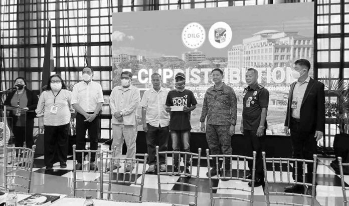 A former rebel from Igbaras, Iloilo receives assistance through the government’s Enhanced Comprehensive Local Integration Program. BALITA HALIN SA KAPITOLYO FB PHOTO