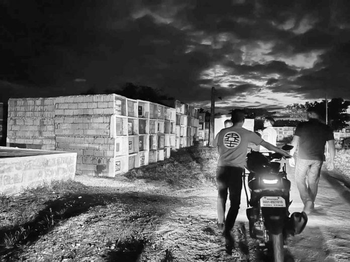 Handumanan cemetery 2 Bacolod City mayor Alfredo Abelardo Benitez inspects the Handumanan Public Cemetery on Sunday, March 19. Among the problems he observed was that part of the cemetery became a disposal site for medical waste. ALBEE BENITEZ FACEBOOK PHOTO