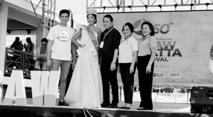 Miss Paraw Regatta Ma. Cristina Isabel N. Tallador was crowned Miss Paraw Regatta Festival 2023 during a sashing ceremony on Saturday, March 11. Iloilo Festivals Foundation, Inc. The event was led by Iloilo Festivals Foundation, Inc. chairman Judgee Peña (second from right), his wife Sara Peña (far right) and Paraw Regatta Festival 2023 chairman John Lex Bayombong (left). AJ PALCULLO/PN