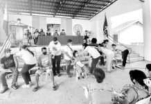 Health workers eager to avail bivalent COVID vax – IPHO Health workers in Iloilo province expressed excitement over the bivalent vaccines against coronavirus disease 2019 as it could provide more protection. Photo shows health workers inoculating residents from Leon town. CONTRIBUTED PHOTO
