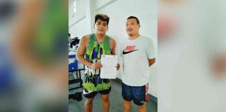 Algin Andaya displays his contract with Negros Muscovados. Contributed Photo.