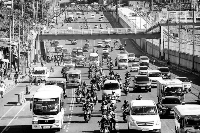 nation bawal EXCLUSIVE LANE. Despite almost a month of dry run, there are still four-wheel vehicles using the exclusive lane for motorcycles along Commonwealth Avenue in Quezon City. Starting yesterday, March 27, authorities apprehend drivers intruding in the exclusive lane, as well as motorcycle riders found outside their dedicated lane. PNA