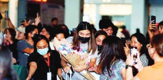 Alyssa Valdez receives a warm welcome from Ilonggo volleyball fans upon the arrival of Creamline Cool Smashers at the Iloilo International Airport for the 2023 PVL All-Filipino Conference road game at University of San Agustin Gym in Iloilo City today. GAMETIME SPORTS PHOTO