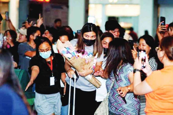 Alyssa Valdez receives a warm welcome from Ilonggo volleyball fans upon the arrival of Creamline Cool Smashers at the Iloilo International Airport for the 2023 PVL All-Filipino Conference road game at University of San Agustin Gym in Iloilo City today. GAMETIME SPORTS PHOTO